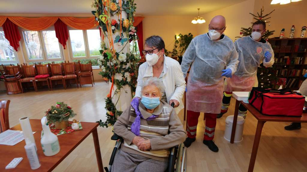 O femeie în vârstă de 101 ani, prima persoana din Germania vaccinată anti-COVID