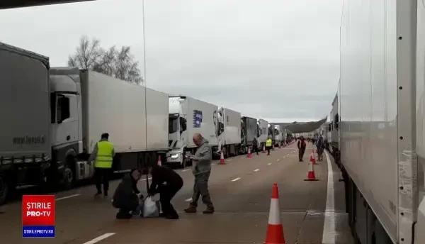 Coloană de zeci de kilometri la ieșirea din Marea Britanie. Autoritățile împart apă și alimente șoferilor