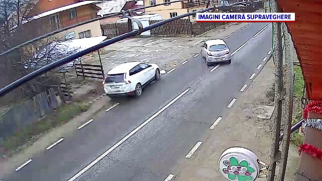 Un șofer a vrut să evite impactul cu o altă mașină și a ajuns într-un gard, într-o comună din Bacău