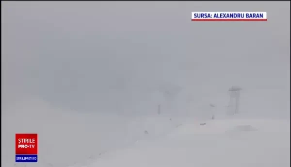 Cod portocaliu de vânt puternic în nouă judeţe. Terasele din Brașov au fost transformate în grămezi de lemne