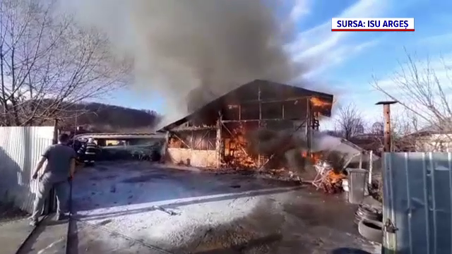 Incendiu violent la un garaj și la un atelier auto din Topoloveni. Nimeni nu a fost rănit