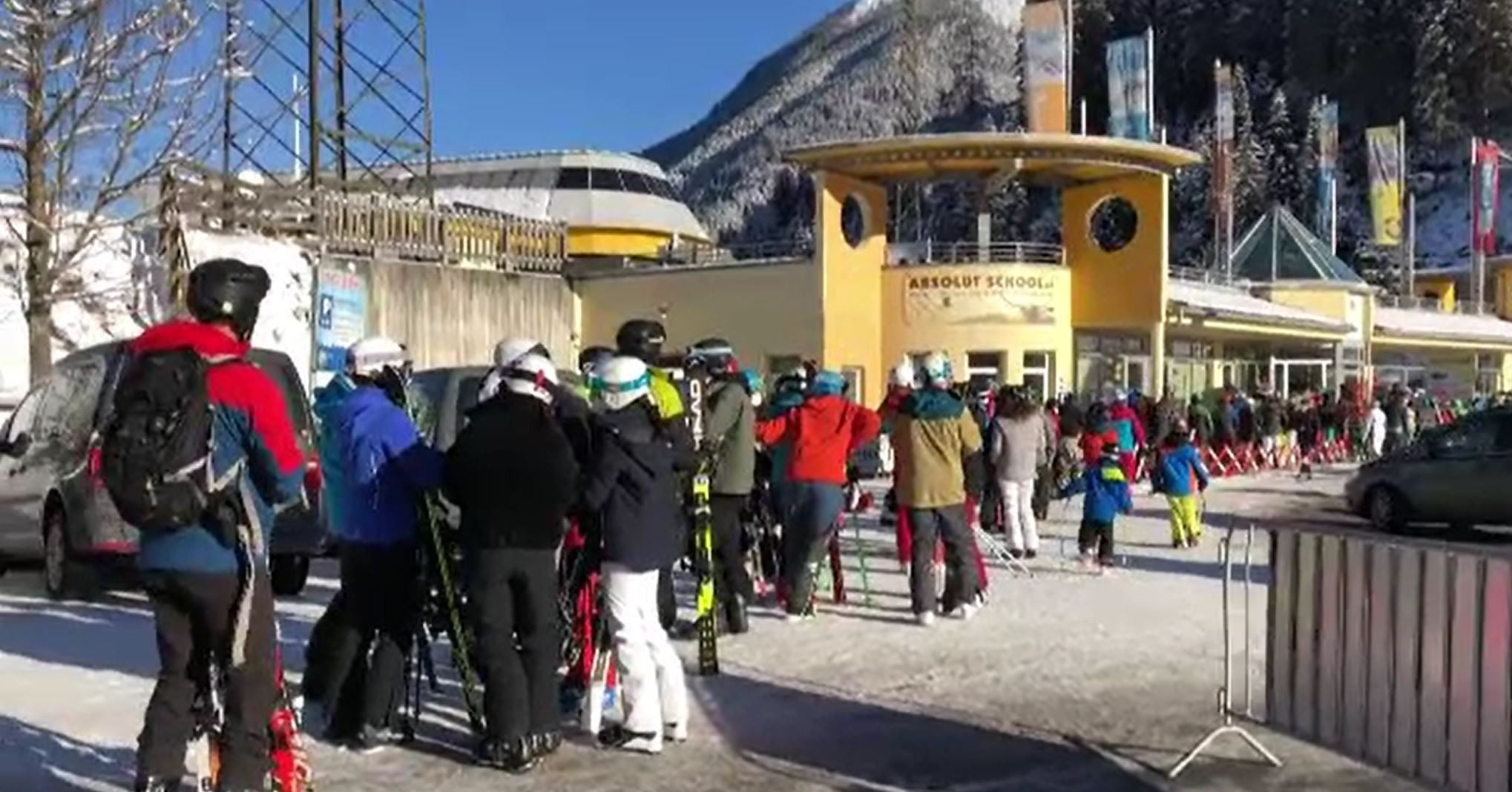 Noua tulpină a SARS-CoV-2 din UK provoacă panică în Europa. Țările care iau în calcul noi restricții