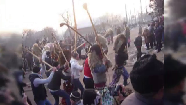 Tradiționala bătălie a mascaților de la Ruginoasa, interzisă din cauza pandemiei. Oamenii promit să se bată păstrând distanța