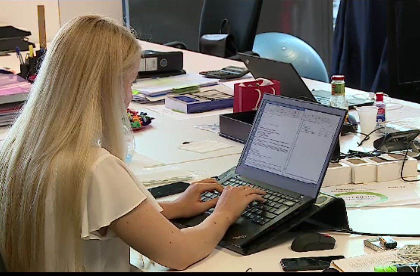 Sistemul mixt de muncă ar putea fi adoptat în 2021. Ce presupune munca de acasă combinată cu cea de la birou