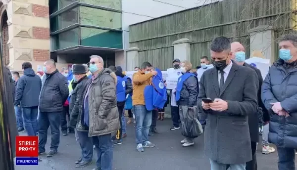Sindicaliștii pichetează Ministerul Muncii. Protest faţă de creşterea mică a salariului minim