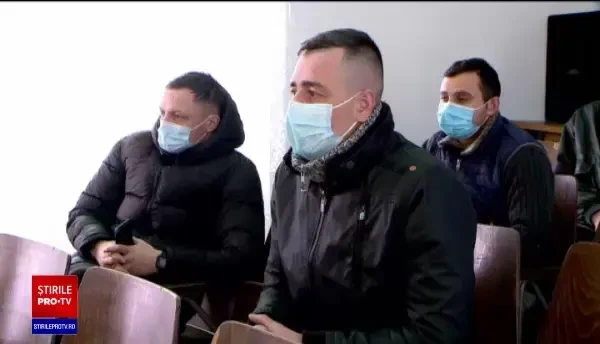 Tradiționala bătălie a mascaților de la Ruginoasa, interzisă din cauza pandemiei. Oamenii promit să se bată păstrând distanța