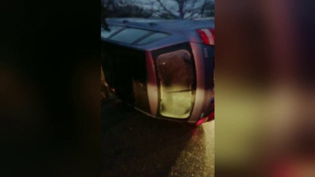 Un tânăr din Dâmbovița fără permis a lovit cu mașina doi pietoni, apoi a fugit. Polițiștii sunt pe urmele lui