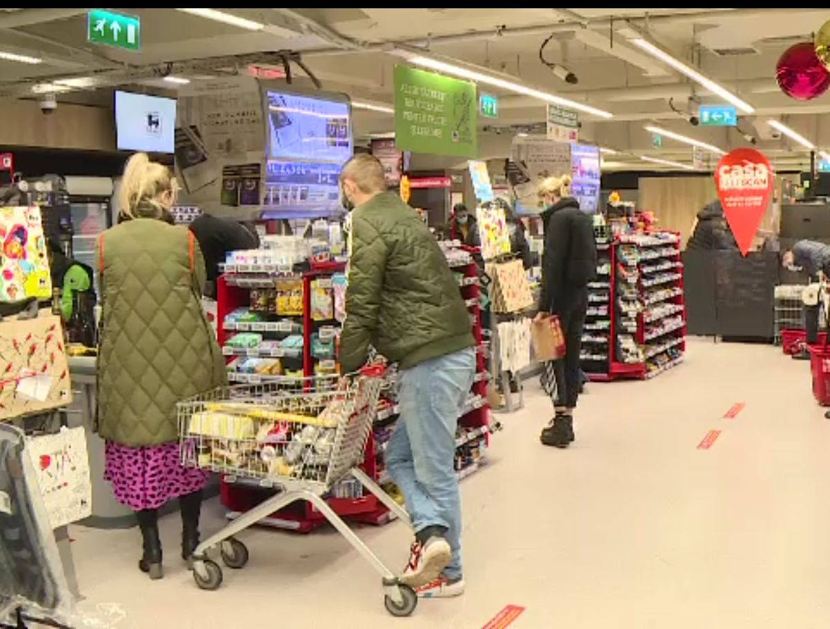 Îmbulzeală la cumpărăturile de Revelion. Mulţi fac provizii pentru petrecerile de acasă