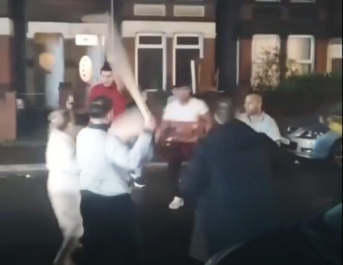 Bătaie între români cu săbii și bâte de baseball în Anglia