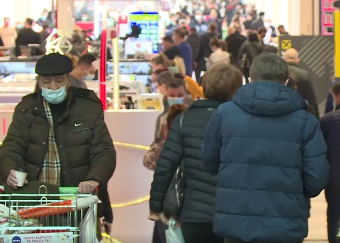 Cumpărături pe ultima sută de metri pentru Revelion. S-a gătit mai mult ca în alţi ani