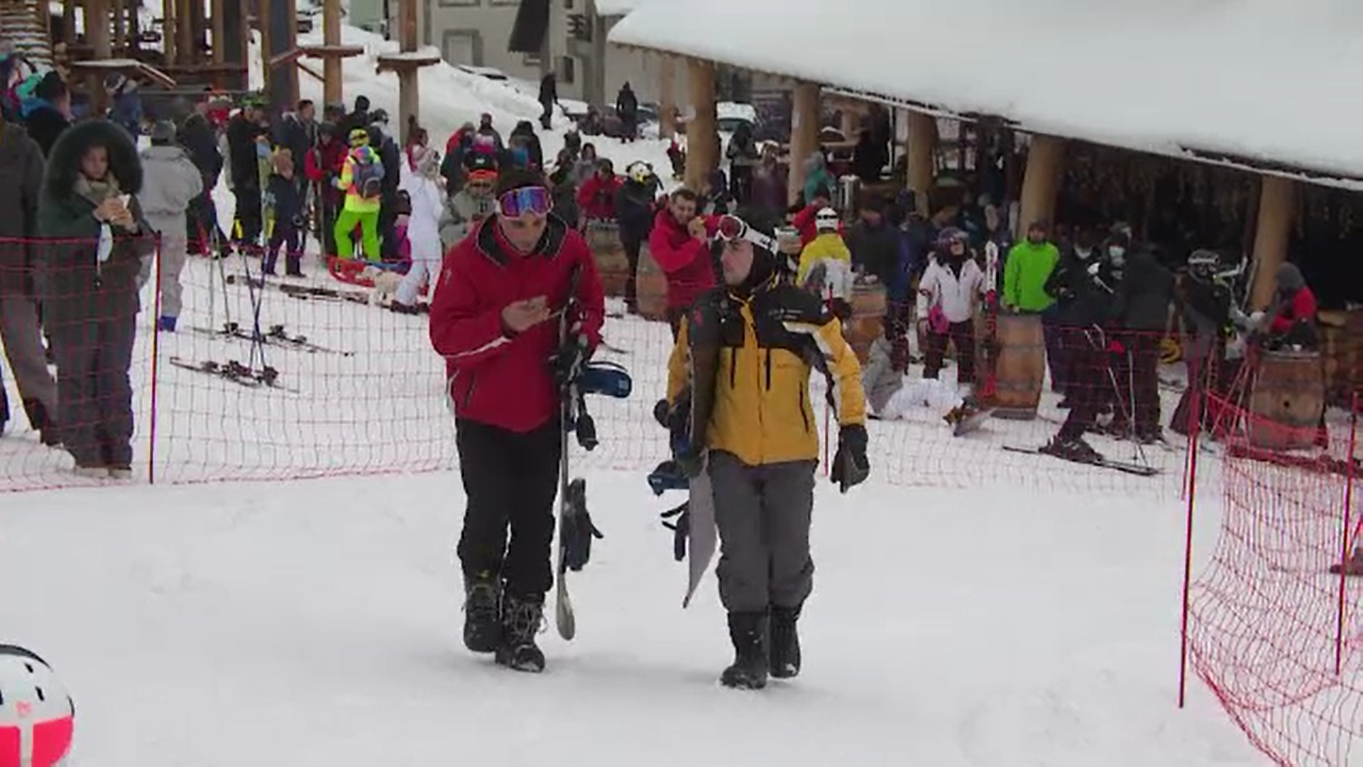 Aglomerație infernală la munte. Turiștii au stat pe trei rânduri la coadă la telegondola din Sinaia