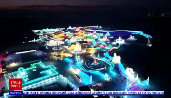 Orașul de cleștar din basme există cu adevărat, în China. A avut 20.000 de vizitatori în prima zi