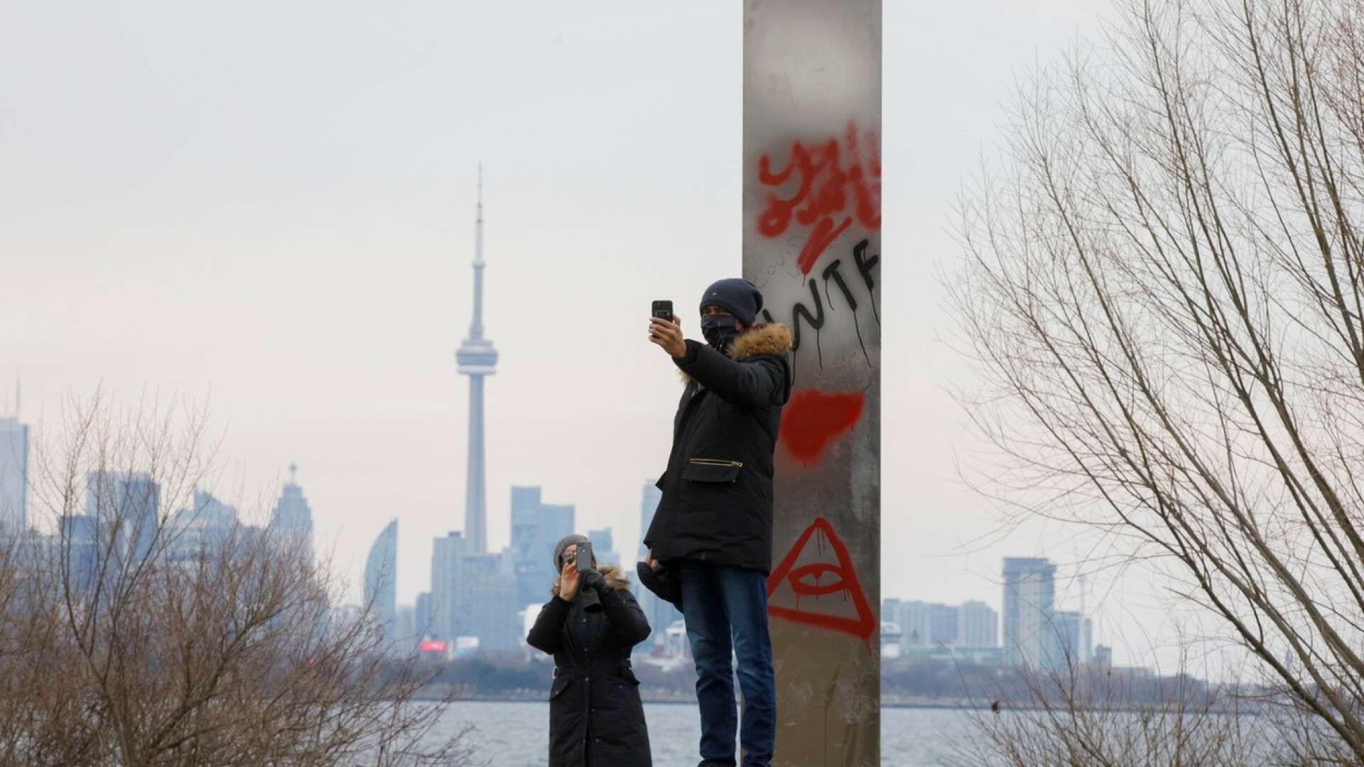 Monolit misterios, apărut în Toronto. În scurt timp a fost vandalizat