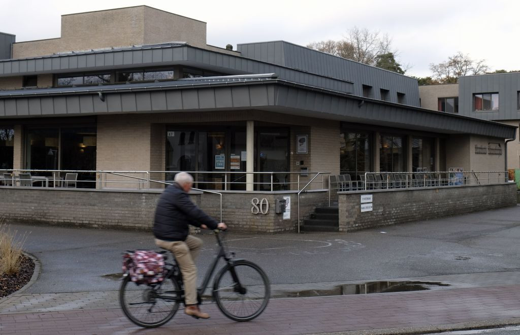 Zeci de bătrâni morți de coronavirus după ce au primit vizita unor voluntari, în Belgia. Unul se îmbrăcase în Moș Crăciun