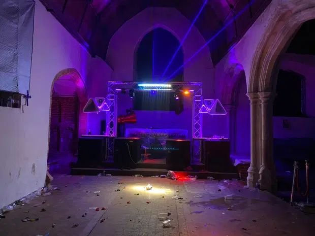 petrecere biserica rave
