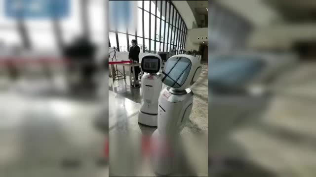 Doi roboței dintr-o librărie din China s-au luat la ceartă: „Chiar eşti enervant”