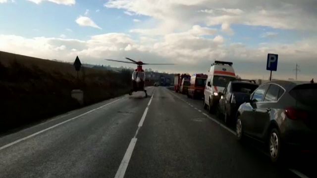 Doi copii și mama lor, duși cu elicopterul SMURD la spital direct de pe șosea, în Cluj. Ce s-a întâmplat