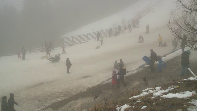 Turiștii din Sinaia au avut parte și de o altă provocare în afară de ceață: ”Trebuie să facem slalom printre gunoaie”