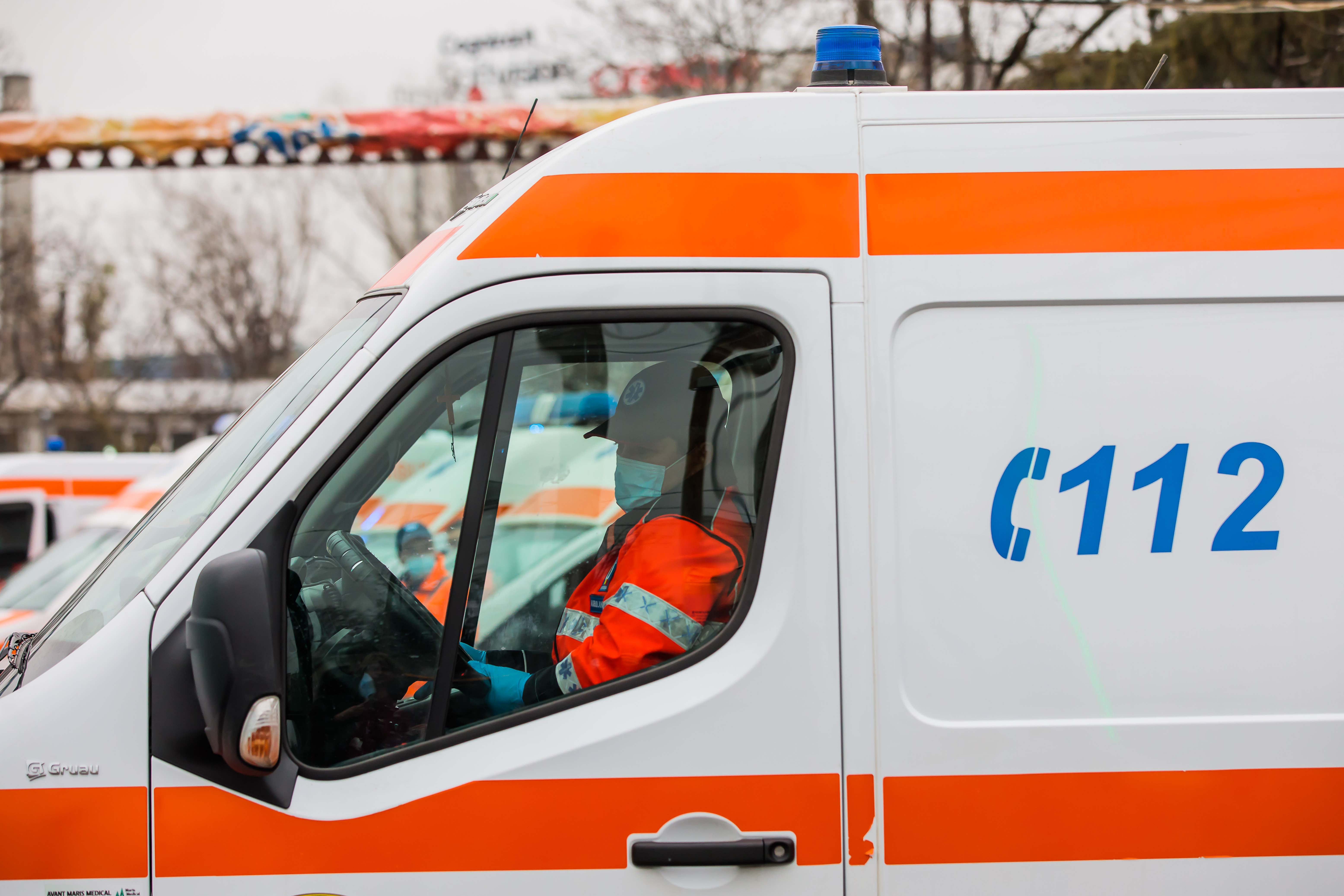 Un copil de 3 ani a murit după ce a fost lovit de o mașină în timp ce se afla în curtea unei clădiri, în Brașov