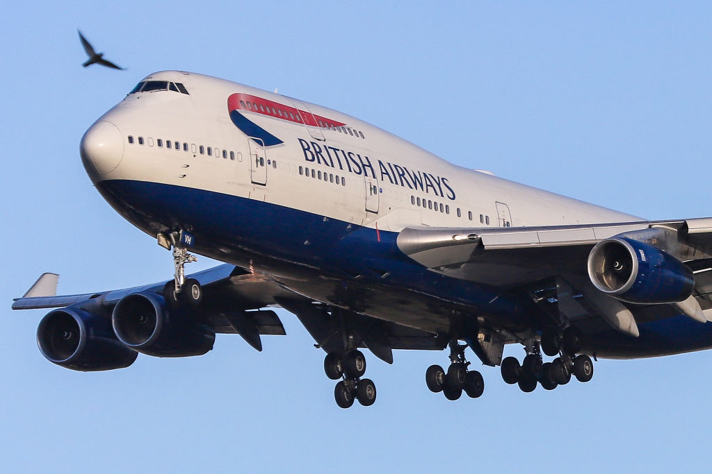 Cum a supraviețuit un tânăr agățat de roata unui avion după un zbor de 9.000 de kilometri. Prietenul lui a căzut la aterizare