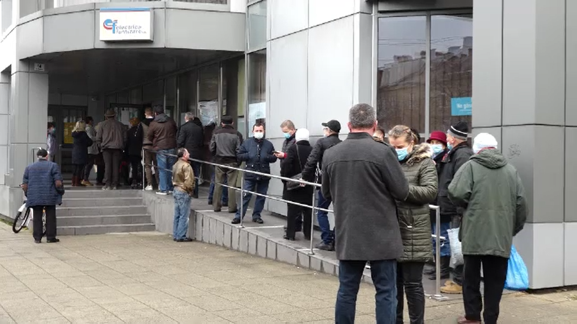 Cozi interminabile la ghișee. Oamenii s-au grăbit să-şi reînoiască contractele de electricitate