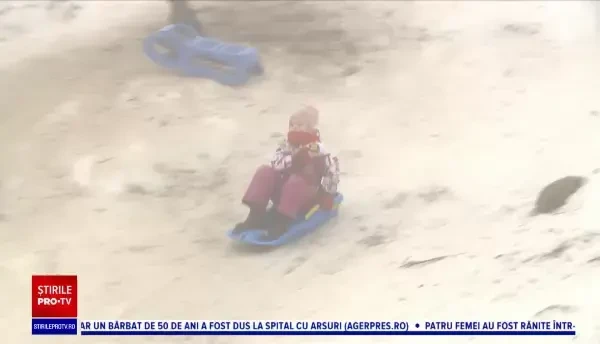 Turiștii din Sinaia au avut parte și de o altă provocare în afară de ceață: ”Trebuie să facem slalom printre gunoaie”