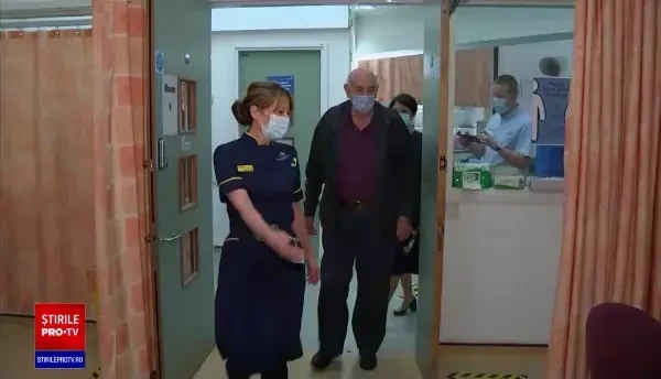 Un bărbat de 82 de ani din Marea Britanie este prima persoană din lume care a primit serul Oxford/AstraZeneca