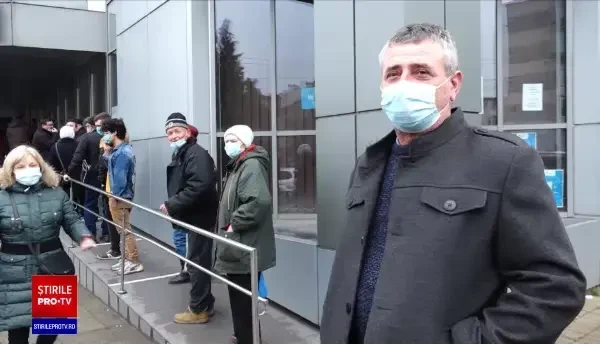 Cozi interminabile la ghișee. Oamenii s-au grăbit să-şi reînoiască contractele de electricitate
