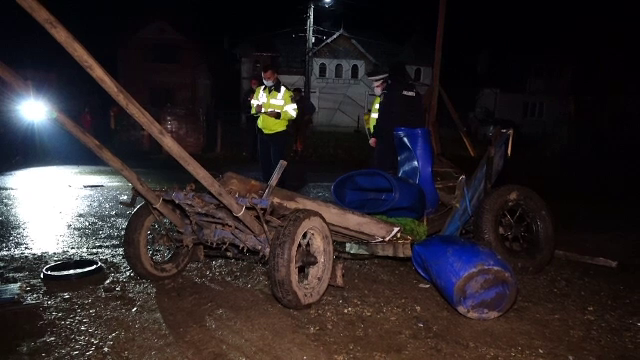 Doi oameni și un cal au scăpat ca prin minune cu viață după ce căruța lor a fost spulberată de o mașină, în Bistrița Năsăud