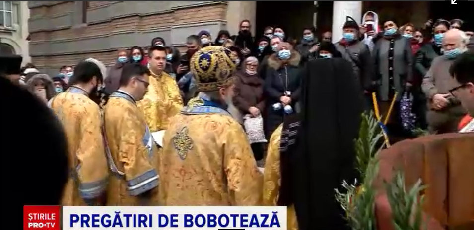 În procesiunea de Bobotează de la Constanța, ÎPS Teodosie a sfințit peste 50 de tone de apă. Cum era să cadă înaltul prelat