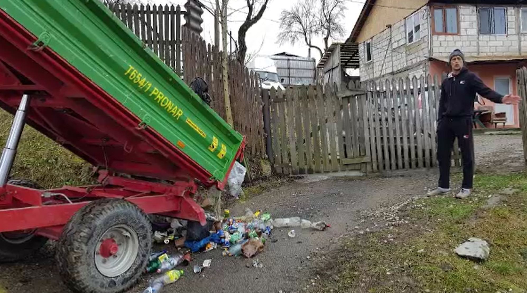 Ce a făcut un primar din Dâmbovița, după ce un bărbat și-ar fi aruncat gunoaiele pe pajiştea comunei