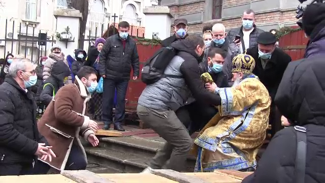 ÎPS Teodosie s-a împiedicat și a căzut în timpul slujbei de sfințire a apei de Bobotează