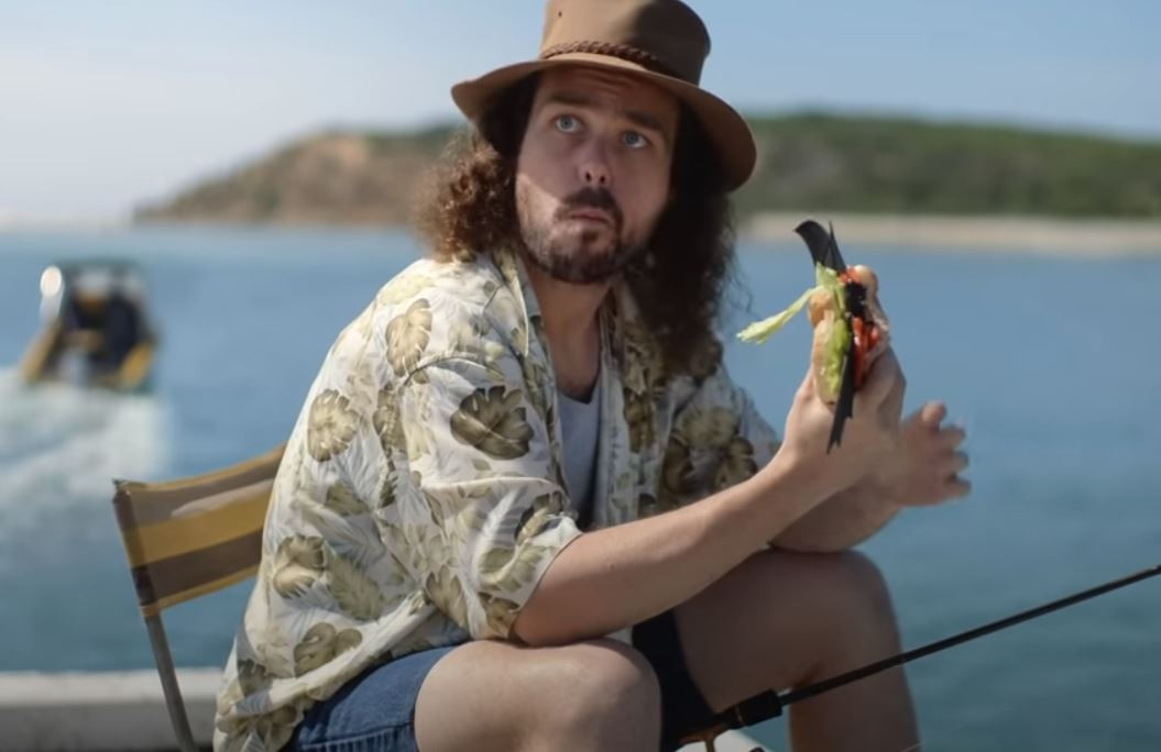 VIDEO. O reclamă cu un bărbat care mănâncă un sandviş cu liliac stârnește controverse în Australia