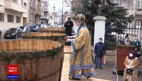 În procesiunea de Bobotează de la Constanța, ÎPS Teodosie a sfințit peste 50 de tone de apă. Cum era să cadă înaltul prelat