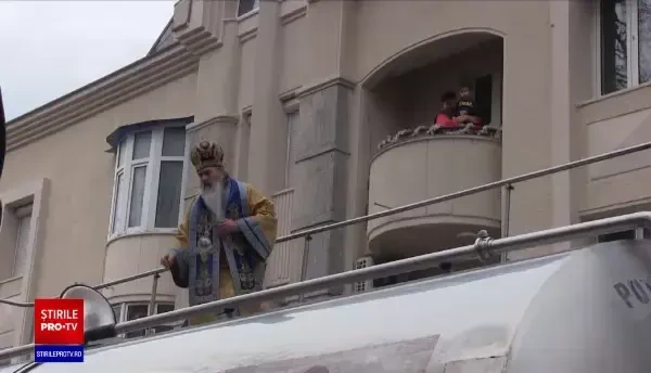 ÎPS Teodosie s-a împiedicat și a căzut în timpul slujbei de sfințire a apei de Bobotează