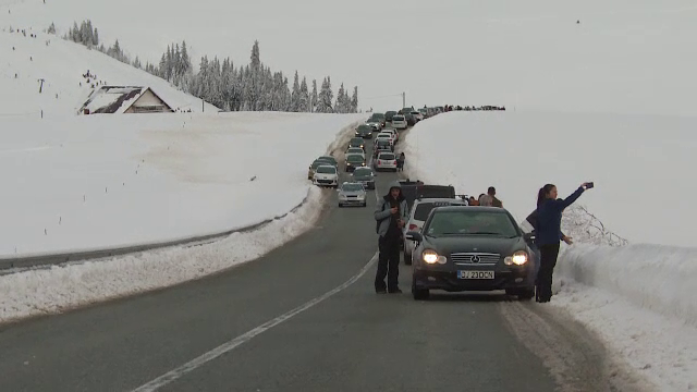 Invazie de turiști într-o stațiune din România. Poliția a blocat drumul și îi mai lasă să ajungă doar pe cei cazați