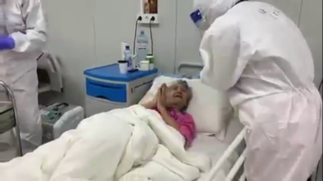 Scene emoționante la Iași. O bătrânică bolnavă de Covid, sărbătorită de ziua ei de medicii care o îngrijesc