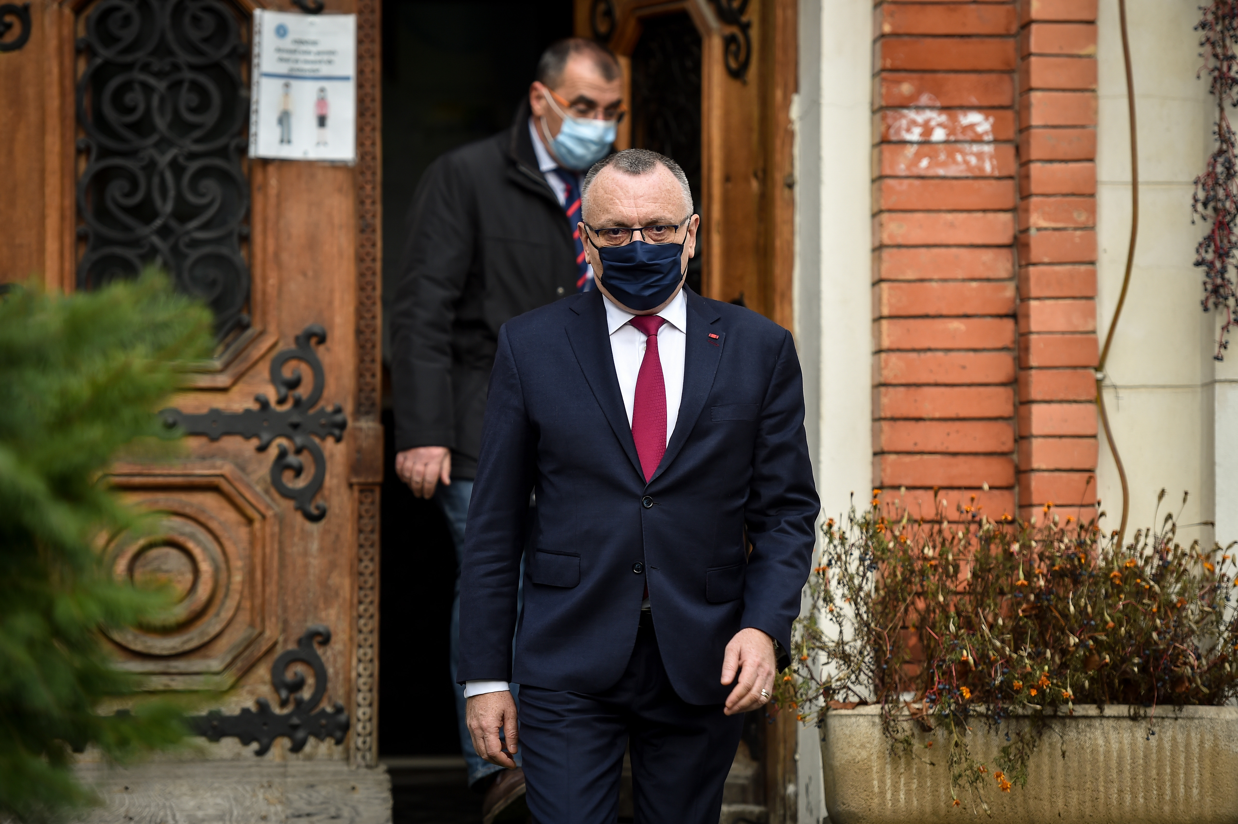 Examenele naționale vor fi modificate dacă nu se poate reveni la învățământul clasic, spune Sorin Cîmpeanu