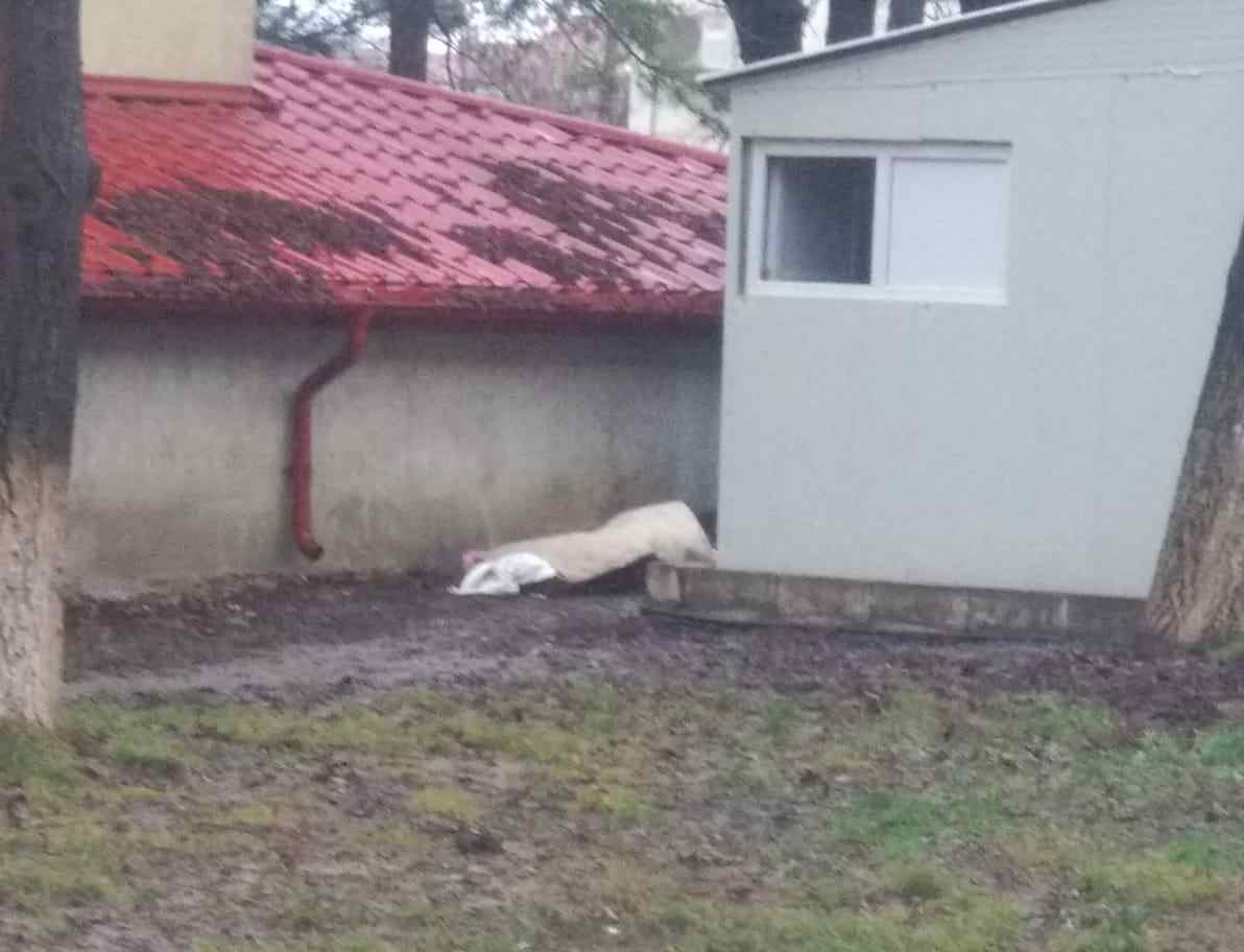 A murit în curtea Spitalului Județean Botoșani și nimeni nu a băgat-o în seamă. Cum s-a terminat