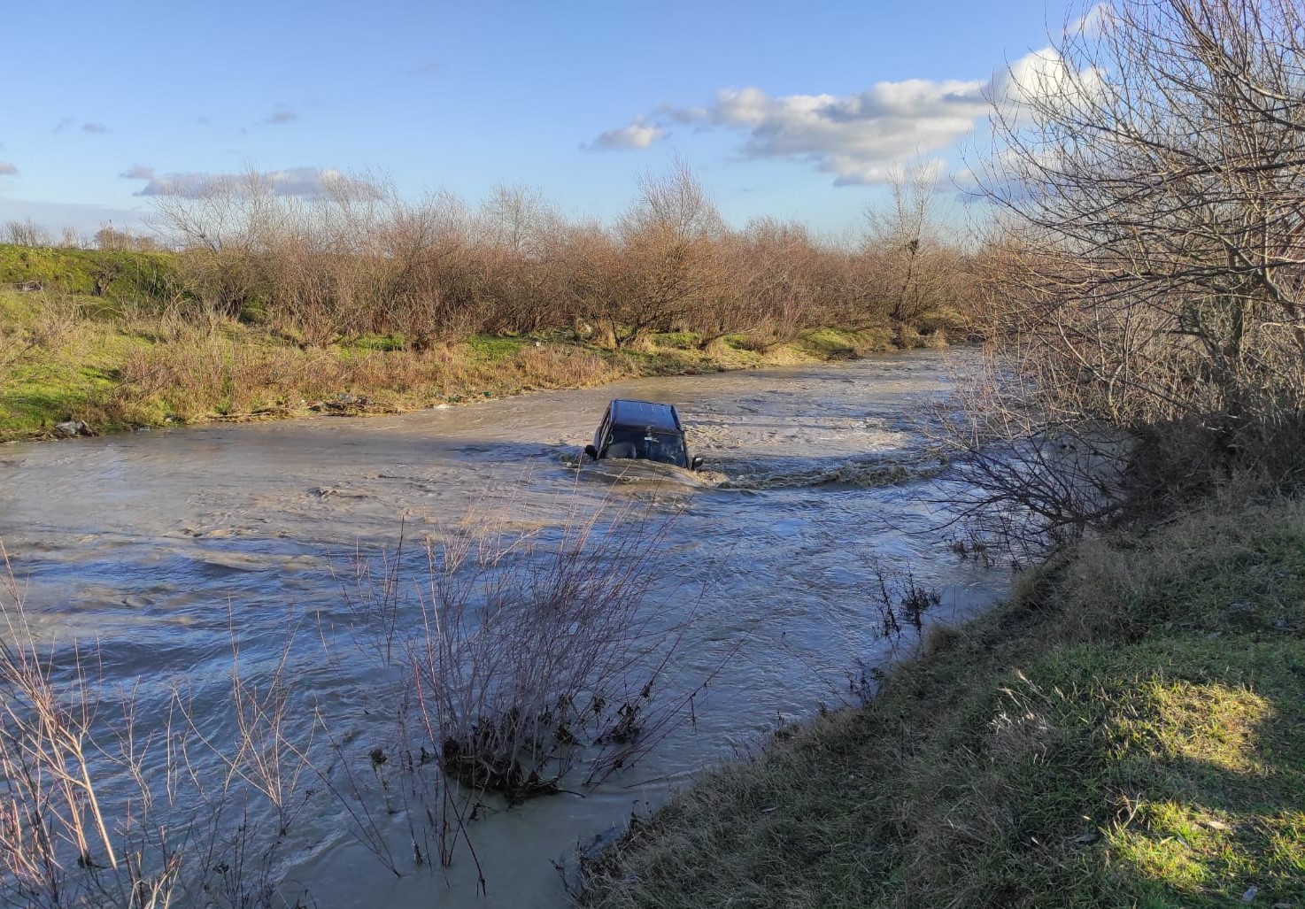 Zeci de localități, afectate de inundații. O persoană, blocată cu mașina în albia unui râu. GALERIE FOTO