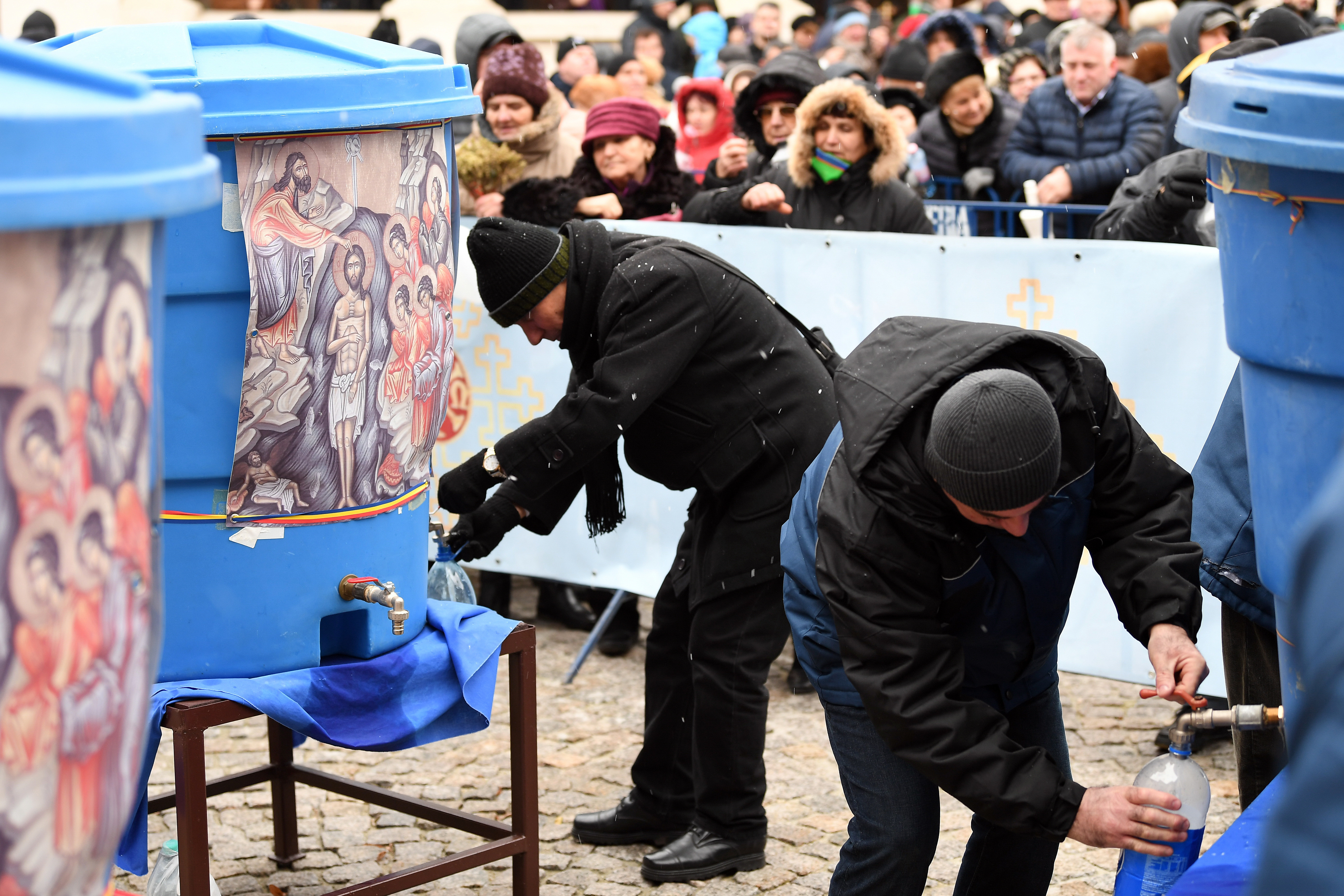 Pregătiri pentru Bobotează. Înalt Prea Sfințitul Teodosie s-a urcat de 5 ori pe o cisternă