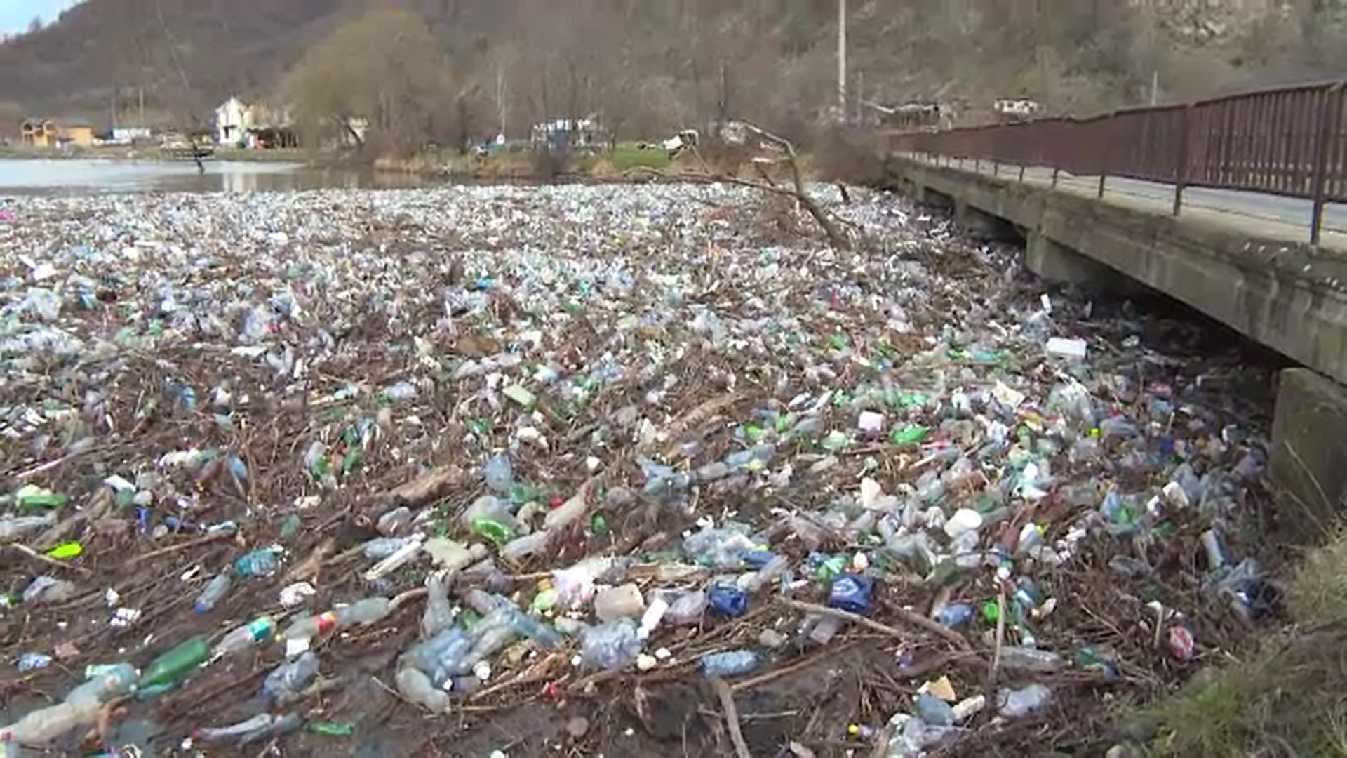 Ploile din ultimele zile au umplut râul Jiu cu tone de pet-uri şi gunoaie aruncate de oameni