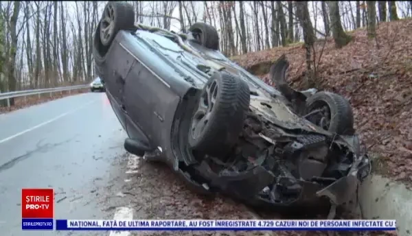 Două adolescente au furat mașina unui prieten și s-au răsturnat cu ea. Autoturismul, distrus aproape complet