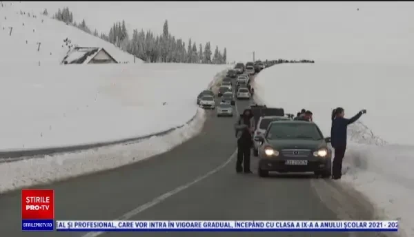 Cozi kilometrice la Rânca, din cauza mașinilor parcate: ”Bătaie de joc”