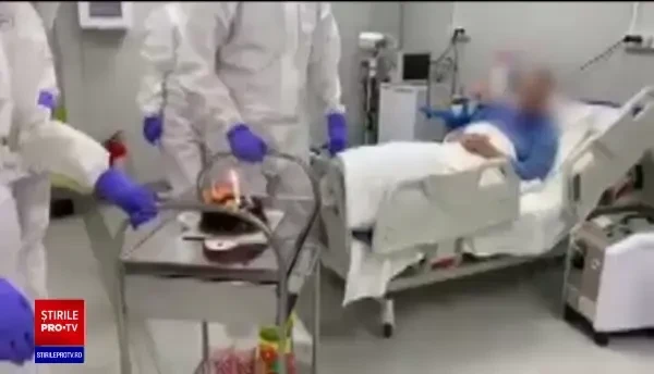 Scene emoționante la Iași. O bătrânică bolnavă de Covid, sărbătorită de ziua ei de medicii care o îngrijesc