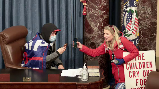 Cum a avut loc asaltul asupra Congresului SUA. Oficialii au fost scoși din clădire cu măști de gaze