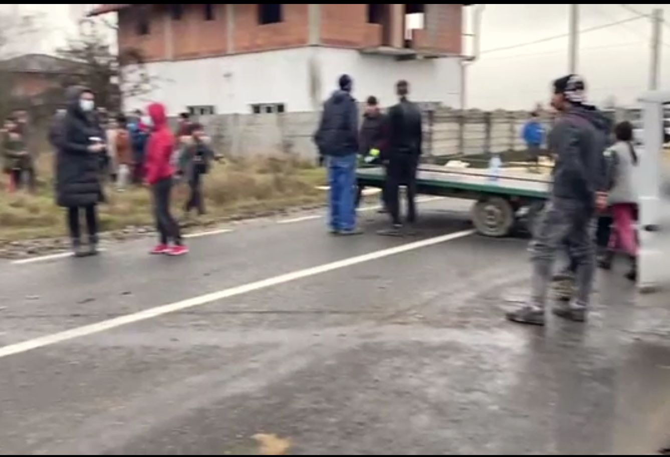 Impact puternic între o dubă cu cherestea și o mașină. Ce au constatat polițiștii