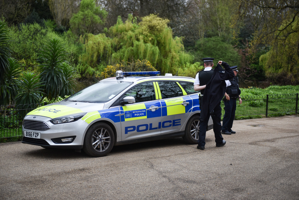 Polițiștii britanici pot ridica oameni de pe băncile din parc pentru încălcarea regulilor coronavirusului