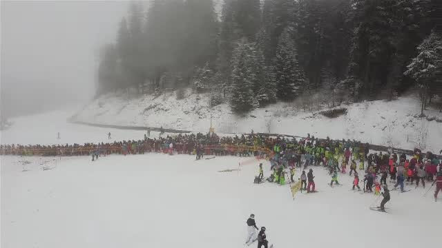 Cozi imense la telescaunul din Masivul Postăvaru. "Am coborât de 3 ori în 3 ore"