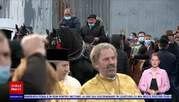 Mii de credincioși, la slujbele de Bobotează. ÎPS Teodosie a ajuns în Portul Tomis cu o trăsură trasă de 2 armăsari negri